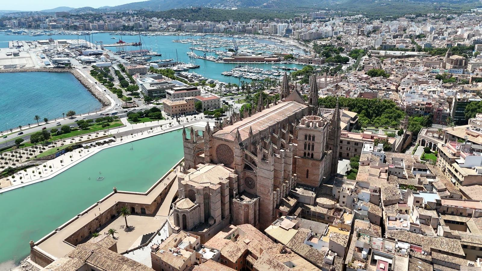 Vista aérea de la Catedral de Palma de Mallorca y el puerto deportivo, sede del despacho